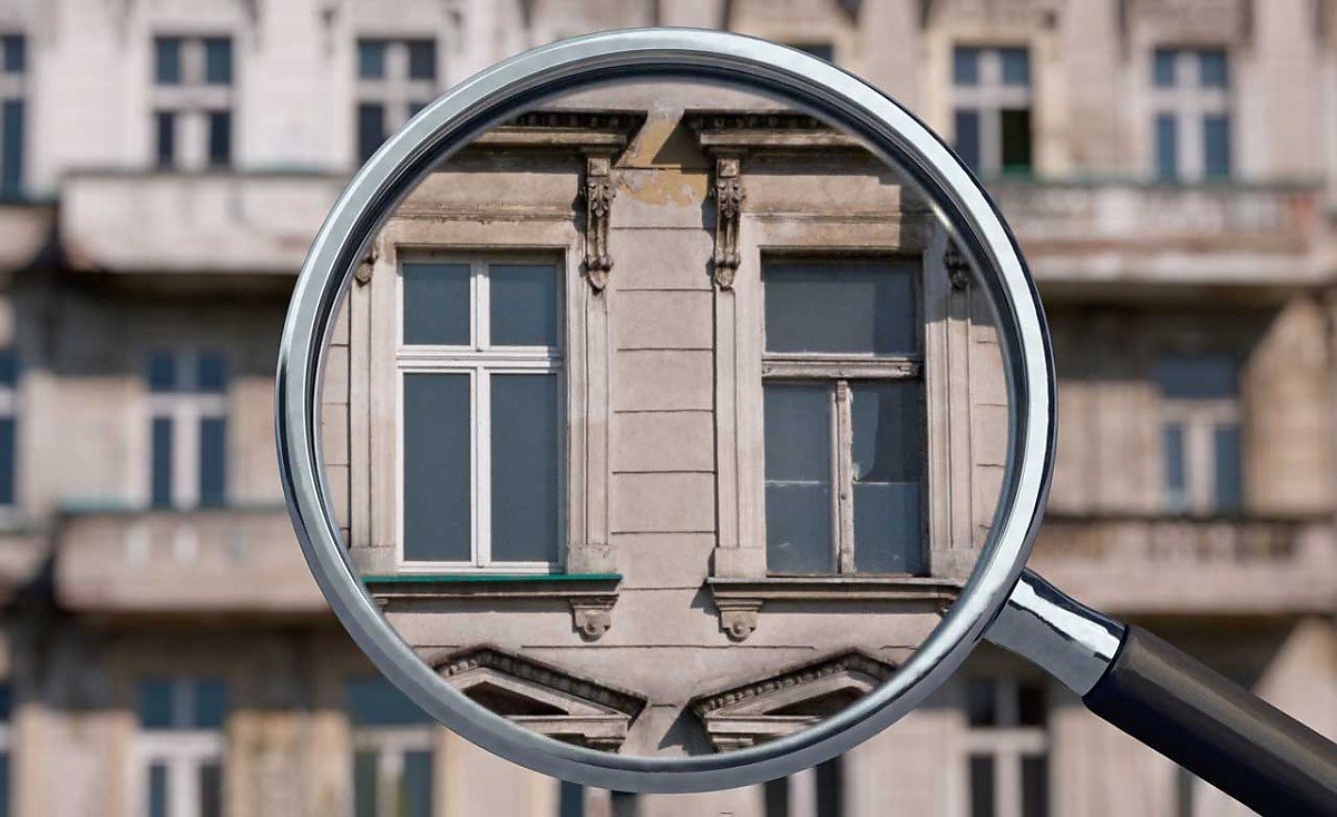 Foto In diesem Beitrag werfen wir einen Blick auf die Vorteile und die Fallstricke, die beim Erwerb einer sanierungsbedürftigen Immobilie auf Käufer warten, und bieten wertvolle Tipps, wie man das Potenzial dieser Objekte optimal nutzen kann.<br>