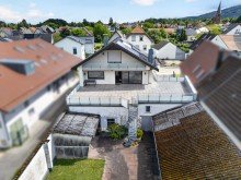 Vogelperspektive Dachterrasse Gro�z�giges Geb�udeensemble auf weitl�ufigem Grundst�ck im Ortskern von Bischweier