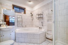 Badezimmer Sofort beziehbar: Stilvolle Altbauwohnung in ruhiger Lage und Bahnhofsn�he