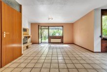 Wohn- und Essbereich (Ist-Zustand) Rohdiamant: Sanierungsbed�rftiges Reihenendhaus in toller Lage