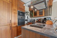 K�che Gro�z�gige 2-Zimmer-Wohnung mit zwei Balkons und Tiefgaragenstellplatz