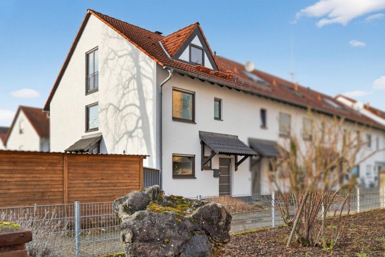 Au�enansicht Karlsruhe Reihenendhaus Einziehen und wohlf�hlen: Energieeffizientes Reihenendhaus in guter Lage von KA-Gr�nwinkel