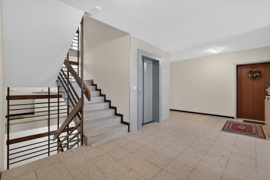 Treppenhaus mit Aufzug Etagenwohnung Ettlingen