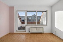 Wohnzimmer Sofort beziehbar: Helle 2-Zimmer-Wohnung mit Dachterrasse in Neureut-Kirchfeld