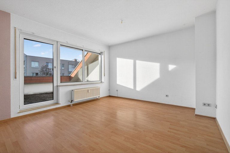 Wohnzimmer Karlsruhe / Neureut Dachgeschosswohnung Sofort beziehbar: Helle 2-Zimmer-Wohnung mit Dachterrasse in Neureut-Kirchfeld