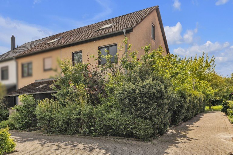 Au�enansicht Rastatt Reihenendhaus Rohdiamant: Sanierungsbed�rftiges Reihenendhaus in toller Lage