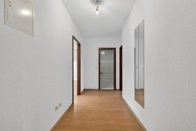 Flur Sofort beziehbar: Helle 2-Zimmer-Wohnung mit Dachterrasse in Neureut-Kirchfeld