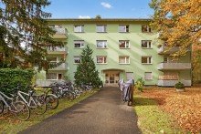 Frontansicht Bezugsfrei: 2-Zimmer-Wohnung nahe der Karlsruher FH mit zwei Balkonen und PKW-Stellplatz
