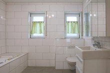Badezimmer EG 1 Wundersch�nes Einfamilienhaus mit Nebengeb�ude auf gro�em Grundst�ck