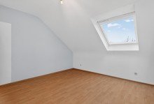 Schlafzimmer Sofort beziehbar: Helle 2-Zimmer-Wohnung mit Dachterrasse in Neureut-Kirchfeld