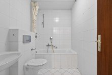 Badezimmer Sofort beziehbar: Helle 2-Zimmer-Wohnung mit Dachterrasse in Neureut-Kirchfeld