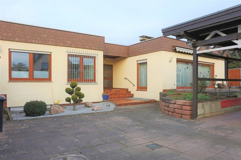 Au�enansicht Karlsruhe Bungalow Raumwunder mit gro�em Potenzial: Sch�ner Bungalow in KA-Gr�nwinkel