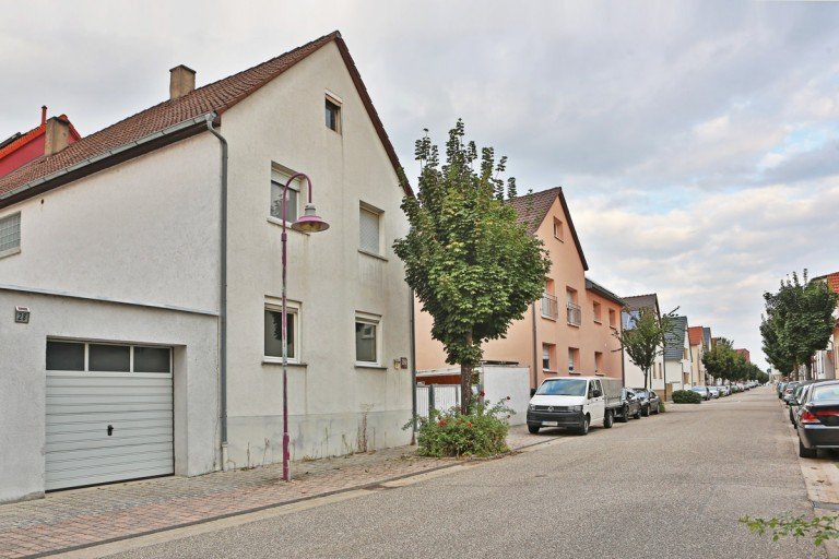 Au�enansicht Karlsdorf-Neuthard Zweifamilienhaus Lukratives Zweifamilienhaus mit viel Potenzial