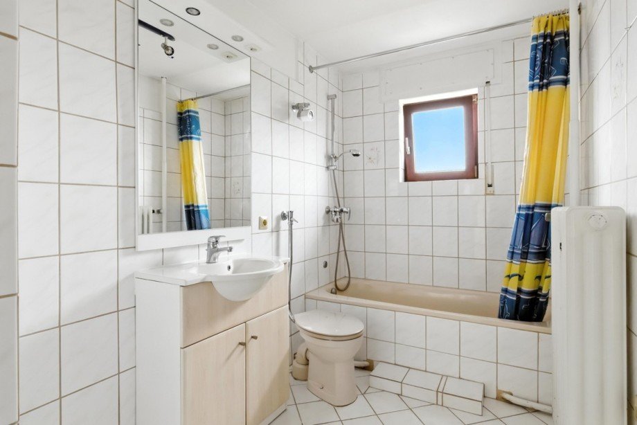 Bad im OG Mehrfamilienhaus Ettlingen / Sch�llbronn