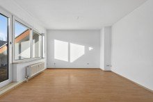 Wohnzimmer Sofort beziehbar: Helle 2-Zimmer-Wohnung mit Dachterrasse in Neureut-Kirchfeld