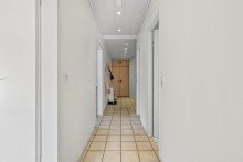 Flur Bezugsfrei: 2-Zimmer-Wohnung nahe der Karlsruher FH mit zwei Balkonen und PKW-Stellplatz