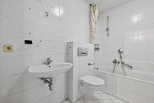 Badezimmer Sofort beziehbar: Helle 2-Zimmer-Wohnung mit Dachterrasse in Neureut-Kirchfeld