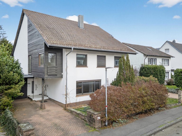 Au�enansicht Ettlingen Zweifamilienhaus Rohdiamant mit vielen Optionen: Zweifamilienhaus mit Ausbaupotenzial und gro�em Grundst�ck