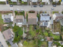 Vogelperspektive Rohdiamant mit vielen Optionen: Zweifamilienhaus mit Ausbaupotenzial und gro�em Grundst�ck