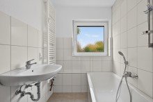 Bad Bezugsfrei: Helle 2-Zimmer-Wohnung in Karlsruhe-Daxlanden mit Loggia und Stellplatz