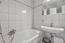 Badezimmer Bezugsfrei: 2-Zimmer-Wohnung nahe der Karlsruher FH mit zwei Balkonen und PKW-Stellplatz