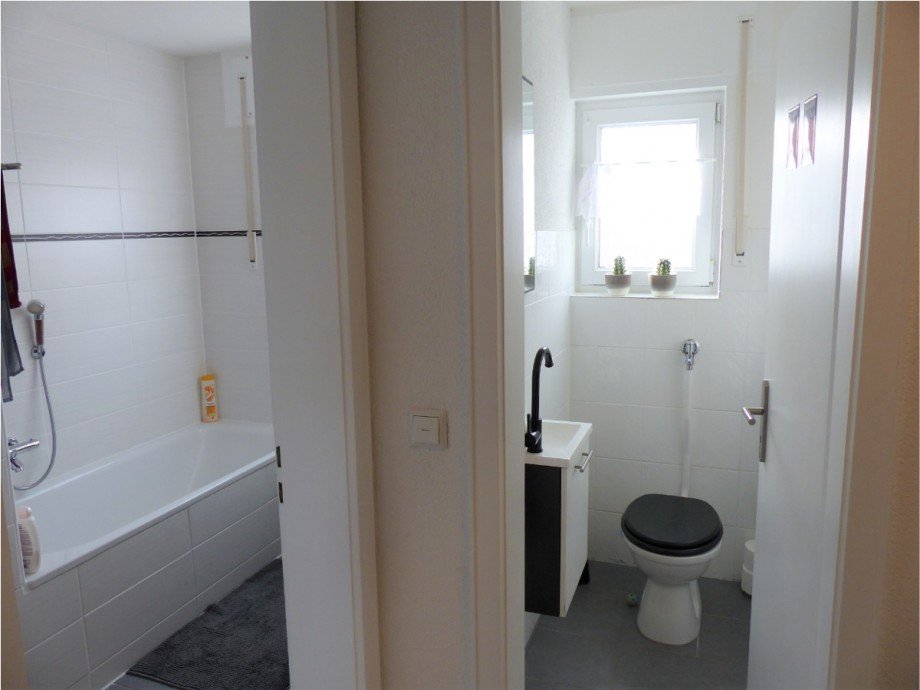 Blick ins Bad und G�ste-WC Erdgeschosswohnung Muggensturm