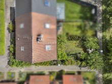 Vogelperspektive Rohdiamant: Sanierungsbed�rftiges Reihenendhaus in toller Lage