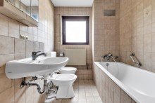 Badezimmer (Ist-Zustand) Rohdiamant: Sanierungsbed�rftiges Reihenendhaus in toller Lage